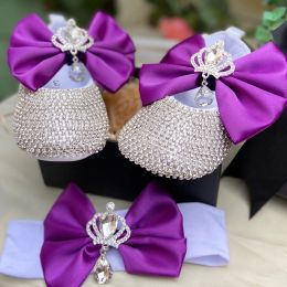 Dollège bébé fille bling baptême personnalisé chaussures de nœud violet avec ramiage de la couronne en pierre de cristal et bande de bande