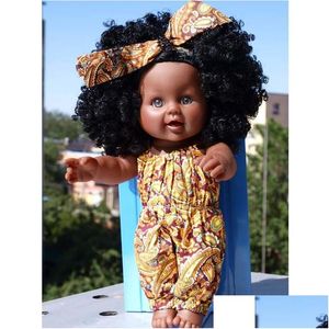 Muñecas Muñeca afroamericana de 12 pulgadas Figuras de niña negra con banda para la cabeza Mamelucos naranjas Juego para niños Regalo perfecto 220329 Drop Deli Dhjed