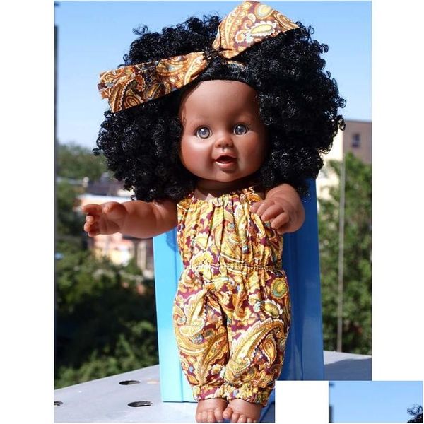 Muñecas Muñeca afroamericana de 12 pulgadas Figuras de niña negra con banda para la cabeza Mamelucos naranjas Juego para niños Regalo perfecto 220329 Drop Deli Dhjed