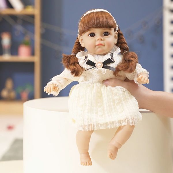 Muñecas 14 pulgadas Reborn Doll 35 cm Voz Niña Bebe Bebé con ropa de moda Piel suave Suave Vinilo Cabeza Extremidades Cuerpo de algodón Regalo para niños 230922