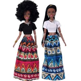 Poppen 1Pc Speelgoed Afrikaanse pop Amerikaanse popaccessoires Lichaamsgewrichten kunnen hoofd en voet veranderen Zwart meisje Cadeau Pretend Baby 231016