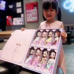 Dolls 8pcs Set BJD Jointed Doll 16cm13 Ball Joints Mode met volledige set kleding verkleed Girl Toy Birthday Cadeau 230520