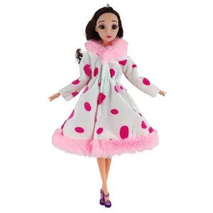 Poppen een pop dragen een lange bontjas, vooral in de zachte en warme wintermodieuze kledingaccessoires voor meisjes en geschenken voor kinderen S24