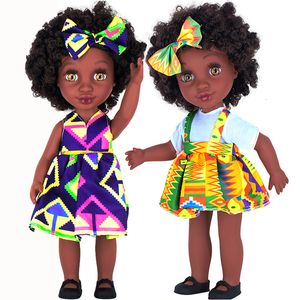 Muñecas African American Baby Doll para 4 niños 35 cm 14 pulgadas Cabeza de explosión de ojos marrones con piercing en la oreja Muñecas negras reales para niñas Regalo 230210