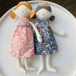 Dolls Boneka Kain Desain Baru Mengenakan Gaun Bunga Yang Indah Lembut en Lucu voor Hadiah Anak Perempuan Teman Bermain Pendamping 230905