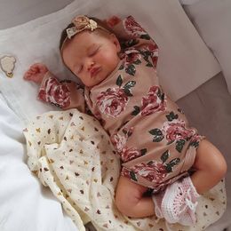 Poppen handgemaakte herboren 20 inch schattige slapende babypop meisje Rosalie met handgeworteld bruin haar en cadeau al 231027