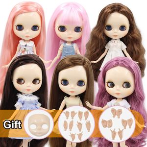 Dolls Icy DBS Blyth Doll 16 BJD Aangepaste naaktgewricht lichaam met witte huid Glanzende gezicht Blauwe achtergrond is Mat Face Girl Gift Toy 230303