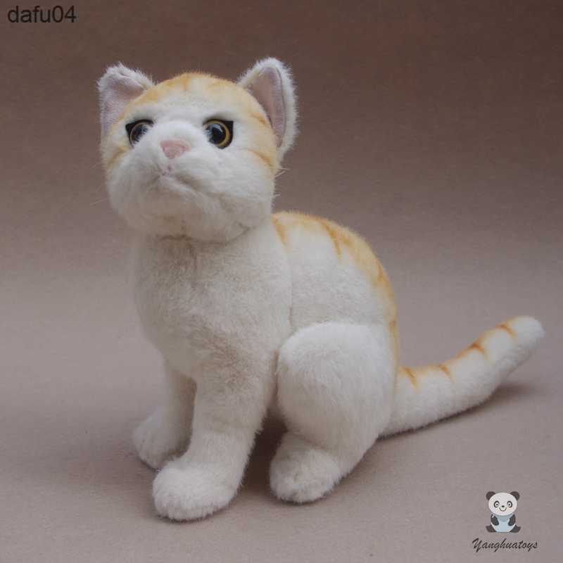 دمى جميلة القرفصاء Tabby Cat Dolls حقيقية الحياة أفخم الحيوانات طراز لعبة الأطفال هيلوداي هدايا عالية الجودة L230522 L230522