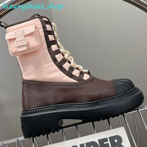 Domino Cap Toe Combat Boot (Dames) 100% echt leer Domino laarzen van leer en stof met jacquard monogram Nylon Biker Boots met Baguette Pocket decoratie Boots