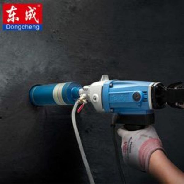 Foret diamant Dongcheng avec de l'eau. Diamètre 32 mm Longueur 370 mm Diamond-Core-Bit pour l'installation de conduites d'eau et de chauffe-eau.