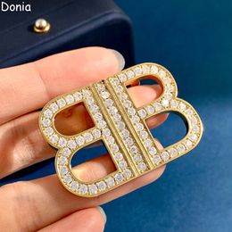 Spilla di lusso gioielli Donia Confezione regalo spilla di design creativo con doppia lettera in titanio oro micro-intarsiato in zirconi.