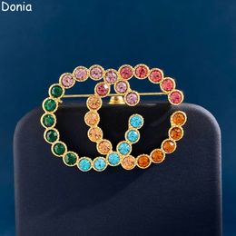 Donia bijoux broche de luxe lettres de mode européennes et américaines titane micro-incrusté zircon créatif concepteur broche boîte-cadeau.