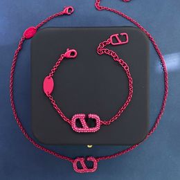 Dopamine roze volledige diamanten oorstop ketting set nieuwe luxe gekleurde strass v-letter armband email gekleurde oorbellen verjaardag vakantie cadeau ontwerper sieraden