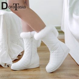 Doratasia nuevas mujeres populares nieve faux tacones aumentados piel caliente dentro botas de invierno sólidas zapatos femeninos mujer 3141 Y200114 GAI GAI GAI