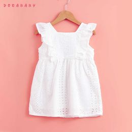 Dorbaby verano nuevo estilo vestido 2-7Y niños Priness-ropa blanco puro Fly-Sleeve botón de madera ahueca hacia fuera el estilo de Inglaterra Q0716