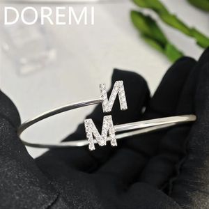 Doremi Dikke Gold Geplaatste gepersonaliseerde sieraden Bracelet Russische letters Custom Spiral Ascent Initiële letter Stagger Bangle 240416