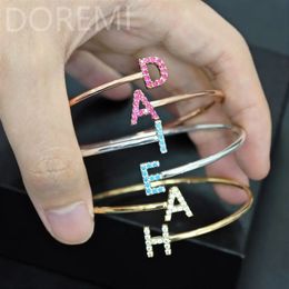 DOREMI Vrouwen Coloful Zirkoon Beginletter Spiraal Gespreide Bangle Aangepaste Letters Charme Hart Ster Maan Symbool Gift Armband 240116