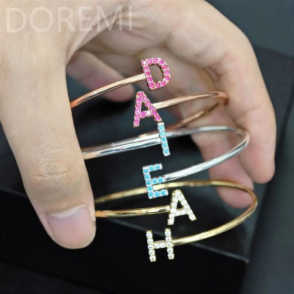 Doremi Femmes Coloful Zircon Lettre initiale Spirale Bangle décalé des lettres personnalisées Cœur Star Moon Symbole Bracelet Gift 240418