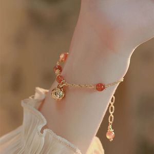 Lèvres cramoisies pointillées * Southern Red Agate Instagram Small Design Girl Girl Bell Pendant Cadeaux à Best Friend Bracelet Femme Summer