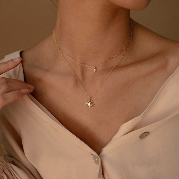 Collar minimalista de doble capa con cadena de clavícula, superposición de circonita estrella, acero de titanio chapado en oro de 18k para mujer