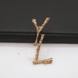 Broches de doble letra, broche de moda, diseñador, regalo de alta calidad, joyería de aleación elegante de cumpleaños, hiphop, letras para mujeres, tendencia encantadora, novias ZB042 I4