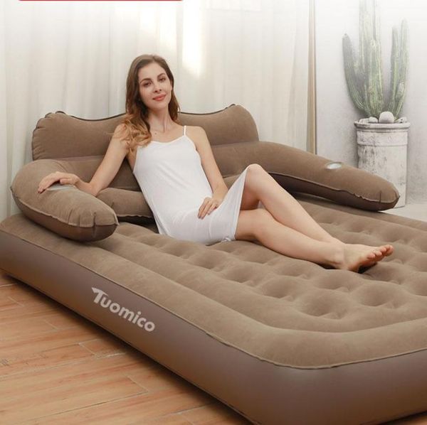 Personne double utilise un matelas d'air de type confortable portable extérieur utilisé par des personnes paresseuses et un lit d'air de tapis gonflable avec dossier9987310