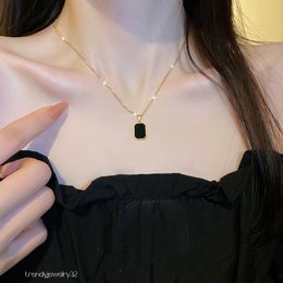 Collar con colgante de concha Natural de esmalte blanco y negro de doble cara para mujer, gargantilla de oro amarillo de 14k, regalo de temperamento