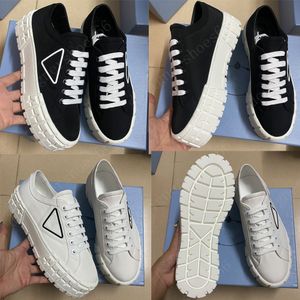 Double Wheel Re Nylon gabardine sneakers 1E260M Double Wheel Sneakers designer sneakers Dames Sneaker Reliëf rubberen driehoek logo sneaker Lederen voering 35 42