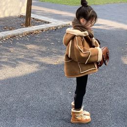 Donsjas Meisje Kinderen Suède Herfst en Winter Koreaanse stijl Dik bont Geïntegreerde biker met fleece aan beide zijden 231129