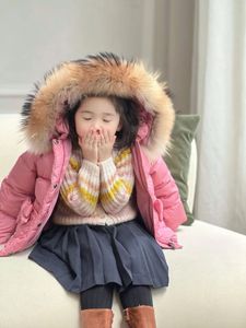 Abrigo de plumón de invierno con capucha para niños, cuello polar grande, bolsillo con lazo rosa