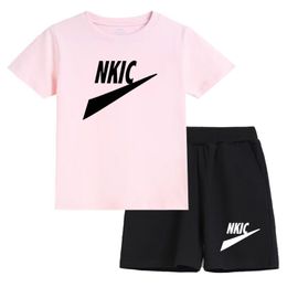 Marque d'été Blanc Blanc noir Short Short pour enfants à manches courtes à manches courtes 100% coton TEES COMPRISES BARCHES GROUPES Vêtements décontractés deux pièces 1-15 ans