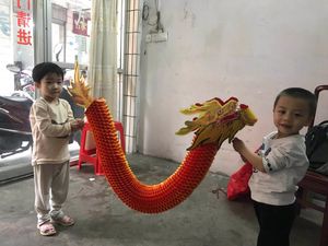 Envío gratis Dragon dance Little paper dragon Prop Artesanías de juguete Especialidad de corte de papel de China Juguete de regalo tradicional