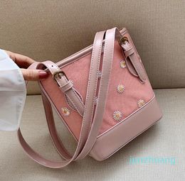 Trekkoord Mode Daisy Emmer Tas Schouder Elegant Oksel Crossbody Breedte 20 cm Hoogte 19,5 cm Dikte 9 cm