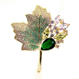 Dreamlands Prachtige twee Tone Micro Pave CZ en Gekleurde Steen Groene Maple Leaf Broche Pin Designer Sweater Pak Jurk Sieraden