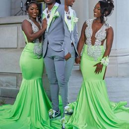 Kleed Black Crystal Mermaid Prom Fluorescerende groene kralen Illusie V Hals Evening Elegante Ruffles Afrikaanse formele jurken voor vrouwen Es