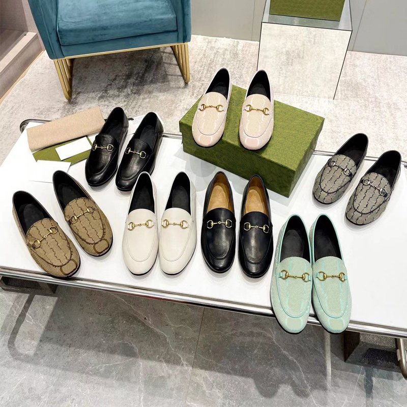 Jurk Klassiekers Designer Loafers voor dames 100% herenschoen Luxe stijl herfst lente met lage hak en ondiepe rand metalen gesp Mode muiltjes Loafer