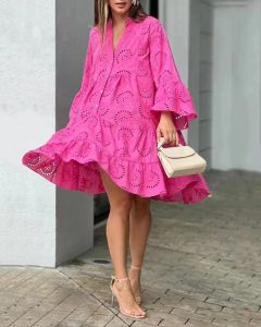 Robe à la mode Rose rouge manches évasées panneau à volants grande robe trapèze femmes 2023 automne solide col en V lâche brodé robe creuse