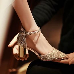Vestido de oro y lentejuelas sier bombean las correas del tobillo puntiagudas de los pies para mujeres.