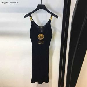 Vestido Medusas Faldas de lujo para mujer Hebilla de metal Vestidos con correa Falda de diseñador Slim Fit Stretch Ropa interior sexy Falda picante para niña es