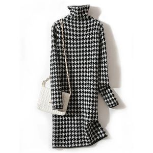 Robe grande taille automne et hiver version coréenne de la robe pied-de-poule décontractée épaisse et chaude à col haut tricotée 211221