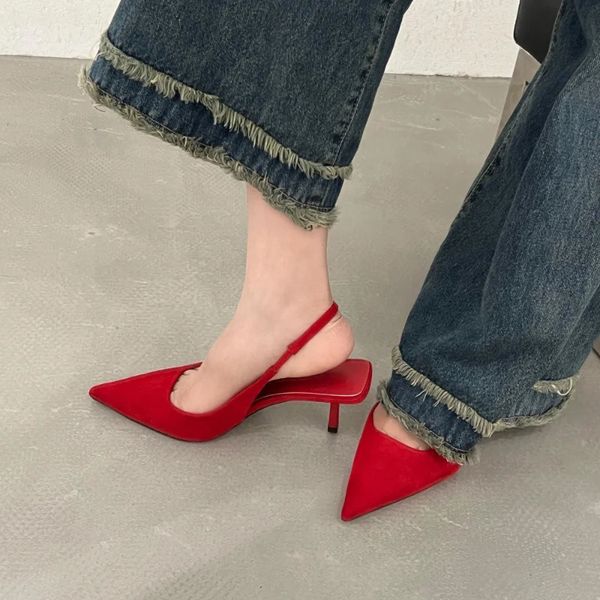 Zapatos de vestir Sexy Tacones altos rojos 2023 Sandalias de tiras de verano para mujer Cómodas punta puntiaguda Zapatos de tacón de aguja de moda para mujer 231219