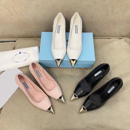 Geklede schoen Damesschoenen Designer Puntig leer Satijn Satijn Kunstkristal Hak Klassieke driehoekige rubberen luxe damespumps
