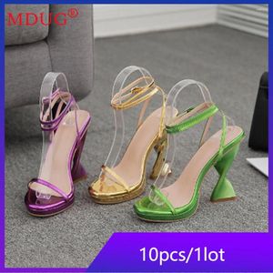 Zapatos de vestir 10 pares mayorista sandalias de moda de verano tacón alto cadena puntiaguda para mujeres sandalias de goma femeninas M9334