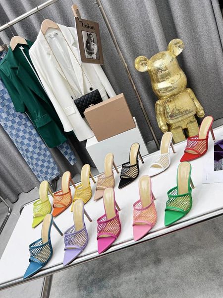 Chaussures habillées 12 couleurs Sandales à talons hauts pour femmes - Conceptions de marque Dames Tressé Net Diapositives Pompes Semelle en cuir à l'intérieur Pantoufles à bout ouvert