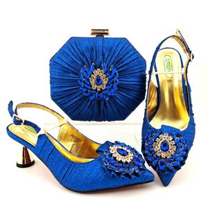 Dress Shoes 2021 Aankomst Italiaans Design Shinning PU Materiaal Royal Blue Color Ladies en Zakkenset Versierd met kleurrijke Rhineston