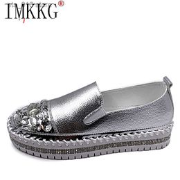 Zapatos de vestir 2021 Cristales Punta redonda Zapatos planos de cuero Mujeres Silver Bling Mocasines Pareja Zapatos de plataforma Mujer plana con estudiantes Tamaño 43 T230826