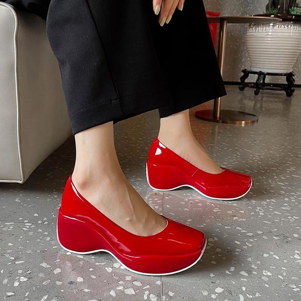 Zapatos de vestir 2021 Moda Mujer Tacones de punta cuadrada Cuñas de plataforma para diseñador de cuero de alta calidad Negro Verde Blanco Rojo