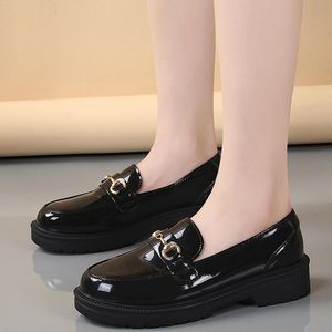 Chaussures habillées 2021 en cuir verni décontracté sans lacet mocassins femmes plate-forme semelle épaisse noir chaussure femme agréable confortable pour