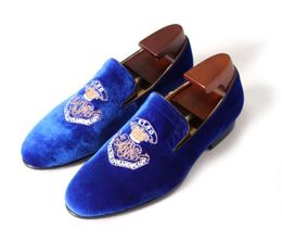 Jurk schoenen 2021 promotie lente mannen fluwelen loafers party bruiloft europa stijl blauwe geborduurde slippers rijden mocassin