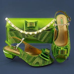 Chaussures habillées 2022 Design italien à venir de haute qualité Style de mode dames de mariage et sac ensemble en couleur vert citron pour la fête